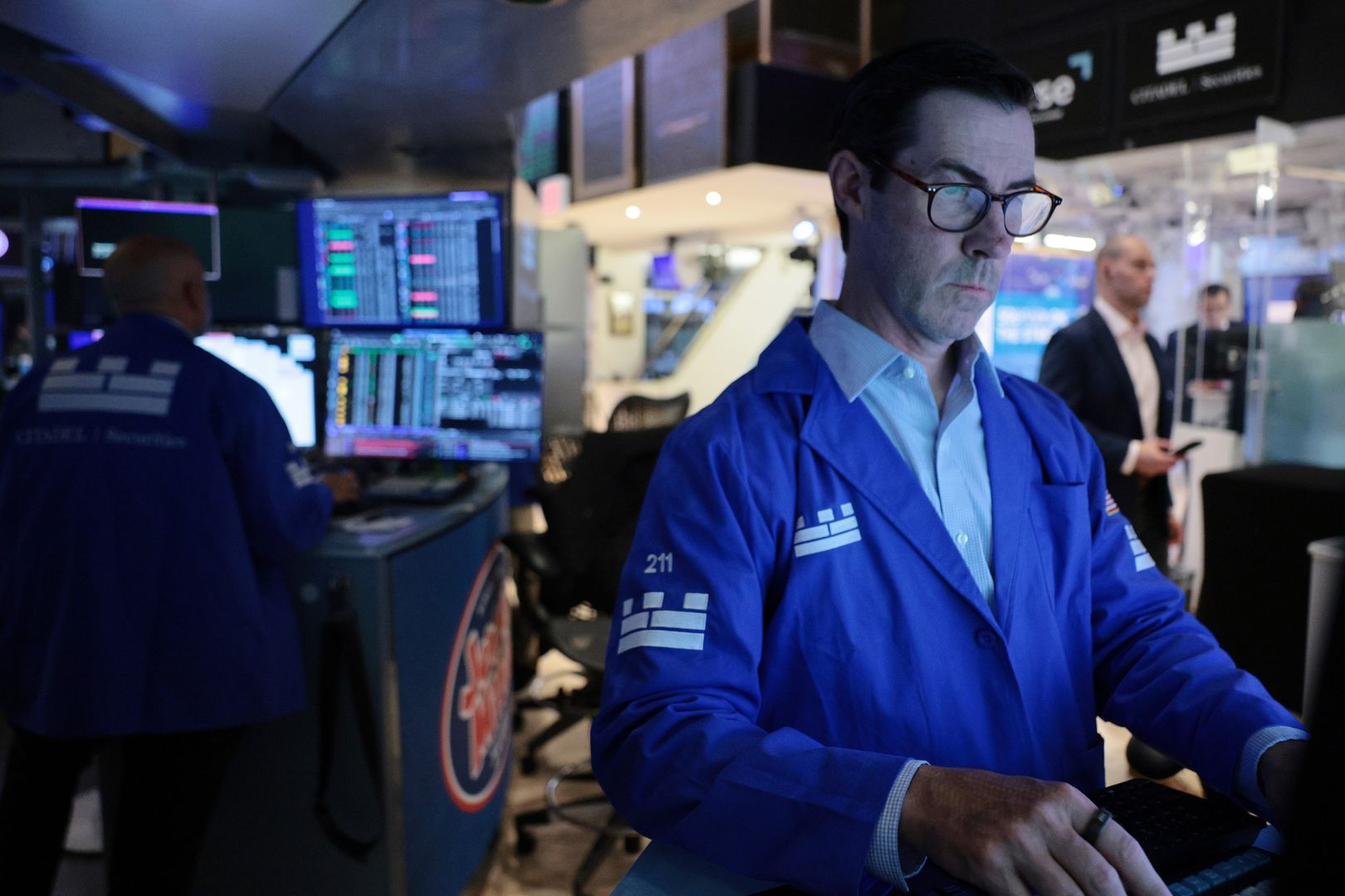 Coinbase's (COIN) weak quarter leaves Wall Street split on timing of a recovery